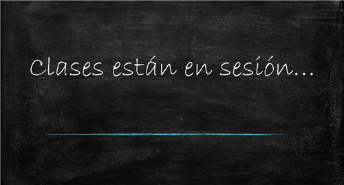 Chalkboard with the words clases estan en sesion
